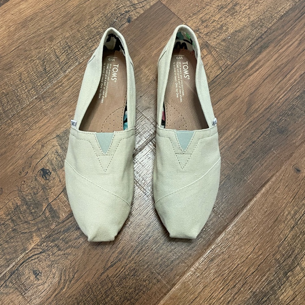 KHAKI TOMS